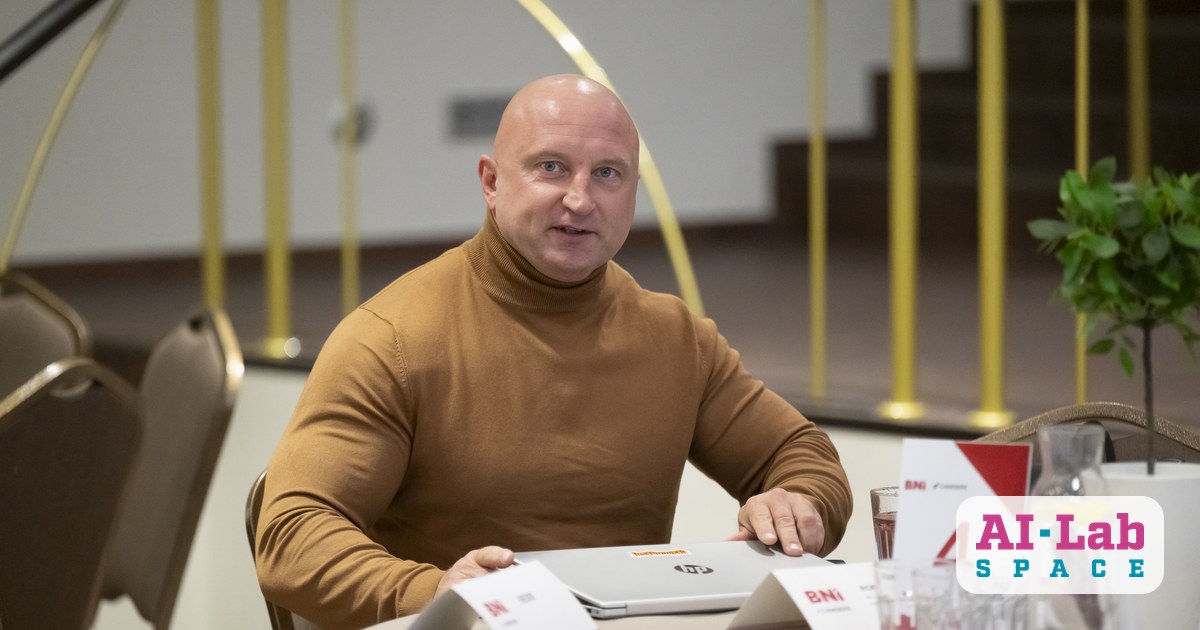 Tikšanās pie galda ar BNI vizītkartītēm un klēpjdatoru biznesa pasākuma laikā